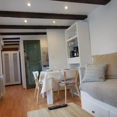 Cerise & Coquelicot Apartament